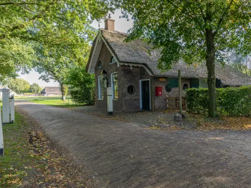 Historisches haus aus 1870 in waldreicher Umgebung
