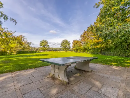Gruppenunterkunft mit überdachter Terrasse und Spielwald
