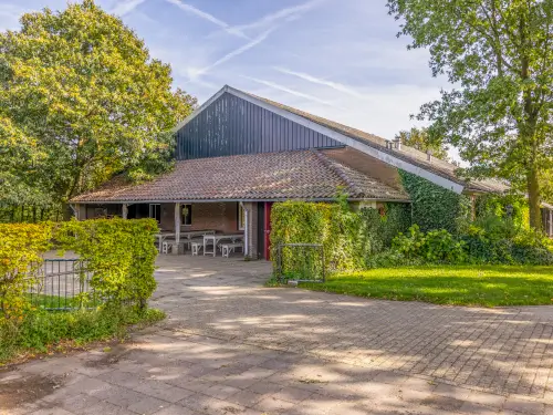 Gruppenunterkunft mit überdachter Terrasse und Spielwald