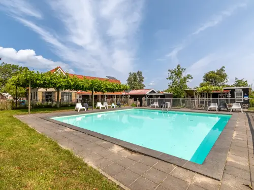 Schöne Gruppenunterkunft mit Holzofen und Schwimmbad