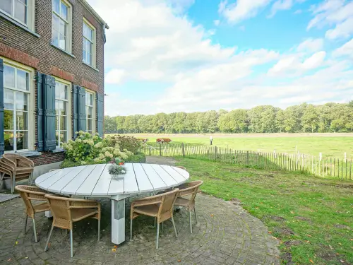 Luxuriöses Herrenhaus mit Gracht und großem Garten