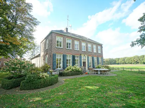 Luxuriöses Herrenhaus mit Gracht und großem Garten