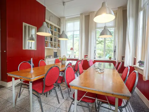 Luxuriöses Herrenhaus mit Gracht und großem Garten