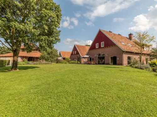 Familienhaus mit Schwimmteich, Spielkeller und Sauna