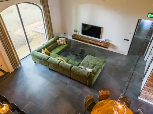 Ferienhaus mit überdachter Terrasse in waldreicher Umgebung