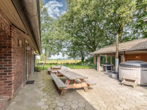 Ferienhaus mit Whirlpool, überdachter Terrasse & Spielloft