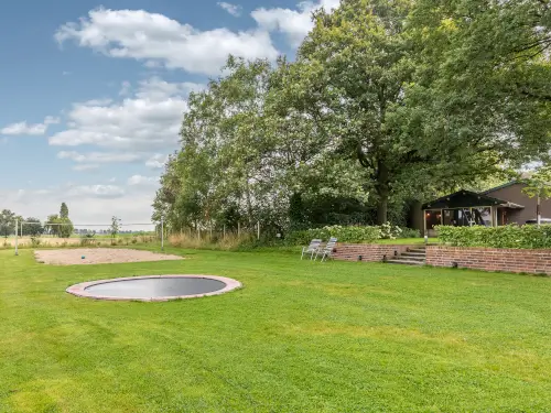 Ferienhaus mit Whirlpool, überdachter Terrasse & Spielloft