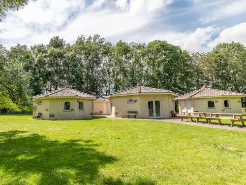 4 Ferienhäuser mit Gruppenraum und Terrasse