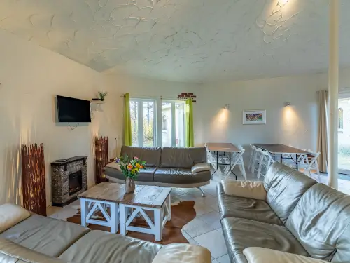 4 Ferienhäuser mit Gruppenraum und Terrasse