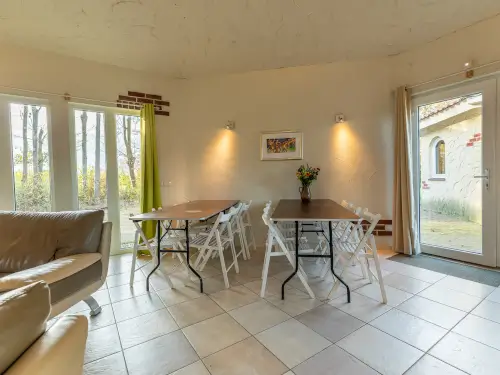 4 Ferienhäuser mit Gruppenraum und Terrasse