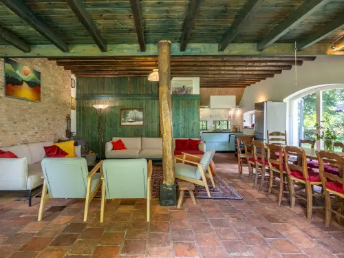 Neu - Ferienhaus mit Teich und bewaldetem Garten