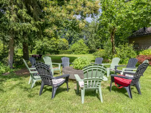 Neu - Ferienhaus mit Teich und bewaldetem Garten