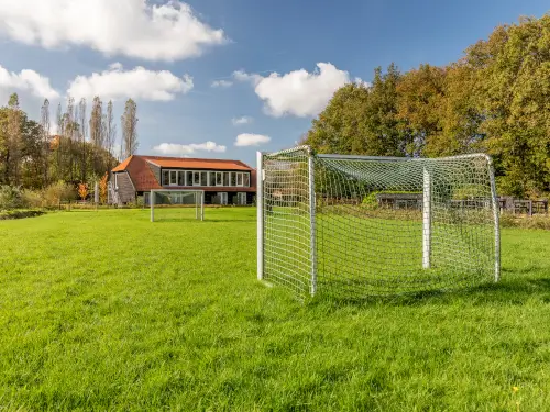 Luxus-Ferienhaus mit Fußballplatz und Schwimmteich
