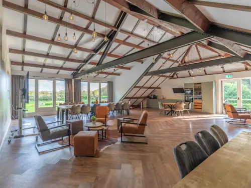 Luxus-Ferienhaus mit Fußballplatz und Schwimmteich