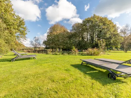 Luxus-Ferienhaus mit Fußballplatz und Schwimmteich