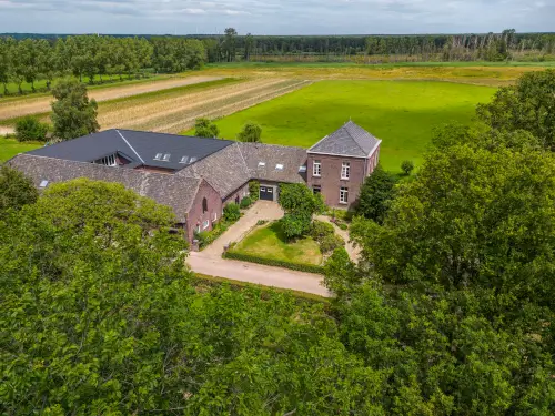 Historisches Bauernhaus in waldreicher Umgebung an der Maas