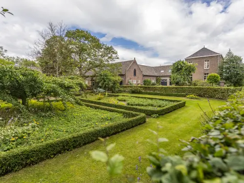 Historisches Bauernhaus in waldreicher Umgebung an der Maas