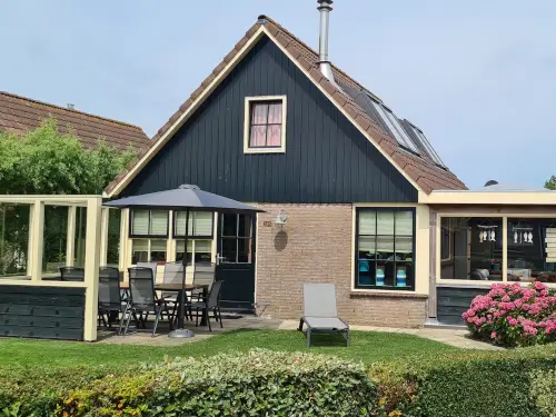 Ferienhaus mit Vordach am Wasser