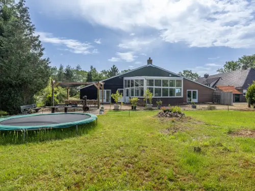 Neu - Geräumiges Ferienhaus mit Spielplatz und Wintergarten