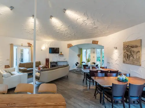 4 Ferienhäuser mit Gruppenraum und Terrasse