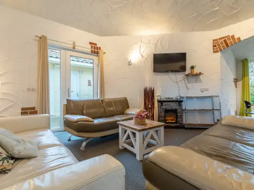 4 Ferienhäuser mit Gruppenraum und Terrasse