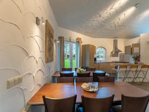 4 Ferienhäuser mit Gruppenraum und Terrasse