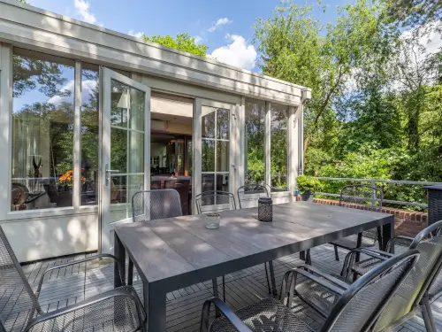 Ferienhaus am Wasser mit Grillhütte, Whirlpool und Sauna