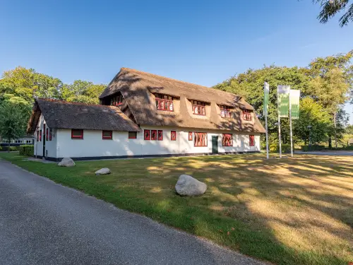 Reetgedeckte Gruppenunterkunft am Friese Wold
