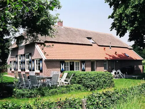 Reetgedeckte Gruppenunterkunft mit großer Terrasse