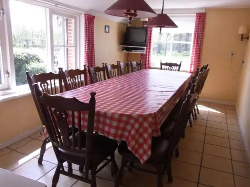 Reetgedeckte Gruppenunterkunft mit großer Terrasse