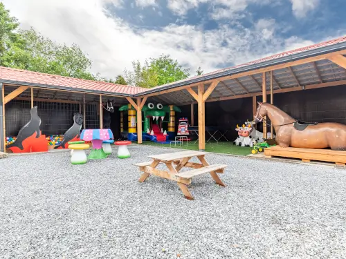 Ferienhaus mit Terrasse, Loungeset, Grill und Frühstück