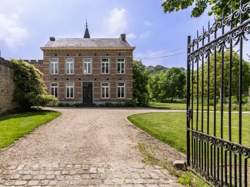 Neu – Authentisches Schloss mit 10 Zimmern und eigenem Badezimmern