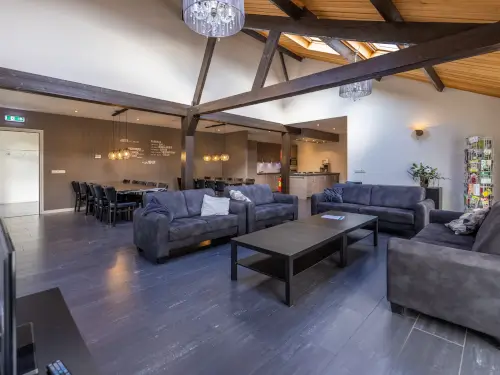 Modern eingerichtetes Ferienhaus mit großer Terrasse